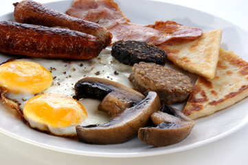 traditional irish breakfast on a large plate