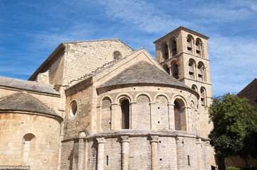 Fototapeta na wymiar Romański kościół Caunes-Minervois