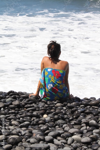 "Jeune femme assise sur la plage" photo libre de droits sur la banque d