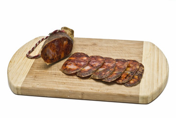Chorizo ibérico en la tabla de corte.