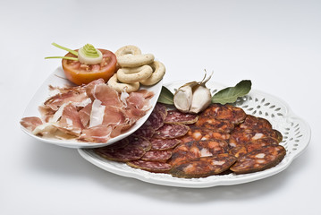 Jamón, chorizo y salchichón.
