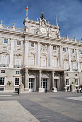 Fototapeta na wymiar Wejście do Pałacu Królewskiego w Madrycie