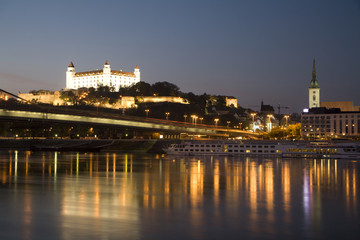 Fototapeta na wymiar Bratysława - zamek i katedra w godzinach wieczornych i Dunaju