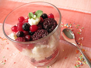 Grießflammeri mit Eisfrüchten im Glas
