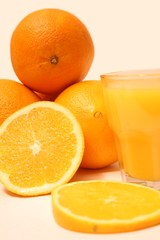 Apfelsinen und Saft