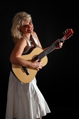 Fototapeta premium DIE GITARRE UND DIE FRAU