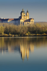 Obraz premium Barockstift Melk spiegelt in der Donau am Abend
