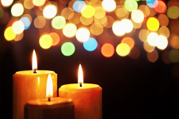 Obraz na płótnie Canvas Christmas candle with blurred light