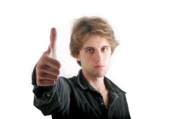 Jeune &eacute;tudiant flou et pouce lev&eacute;