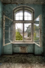 Selbstklebende Fototapete Altes Krankenhaus Beelitz Fenster öffnen