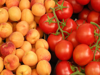 Aprikosen und Tomaten