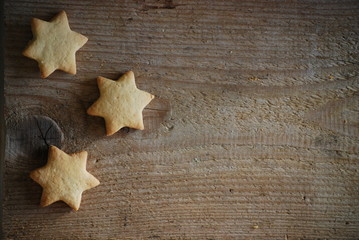 trois étoiles de Noël sablées