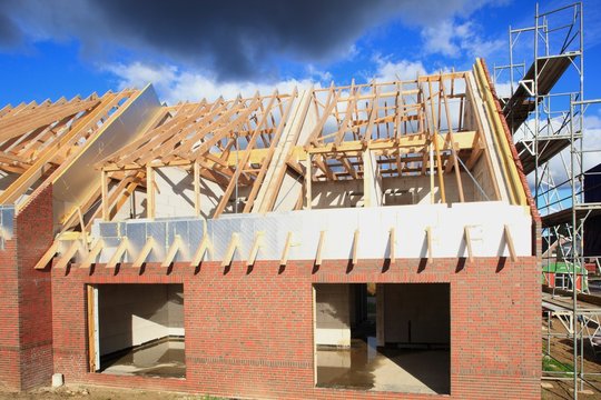 Dachstuhl Reihenhaus Dunkle Wolken &uuml;ber der Baubranche