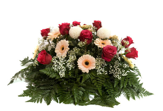 coussin de roses et de gerbera sur fond blanc