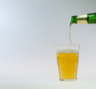 Bier einschenken