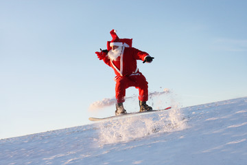 Weihnachtsmann beim Snowboarding