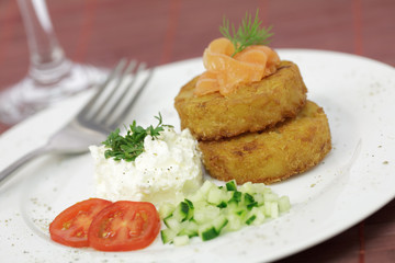 Kartoffelröstis mit Lachs und Frischkäsecreme