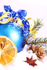 blaue weihnachtskugel,weihnachten
