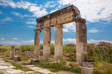 Fototapeta na wymiar Kolumny w Hierapolis