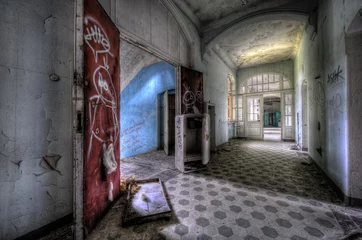 Selbstklebende Fototapete Altes Krankenhaus Beelitz alter Kühlschrank auf dem Boden