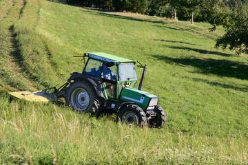 Traktor mäht Gras