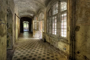Selbstklebende Fototapete Altes Krankenhaus Beelitz Flur im Krankenhaus Beelitz
