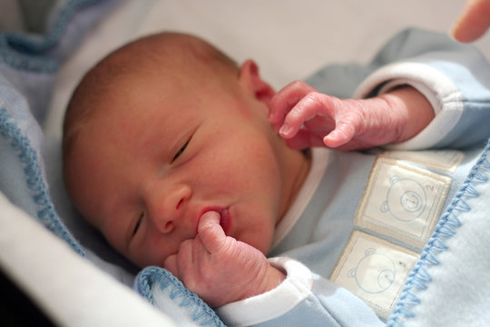 b&eacute;b&eacute; tute son pouce