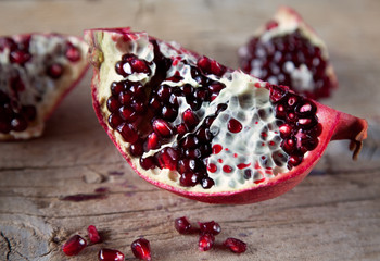 Halbierter Granatapfel auf Holzbrett