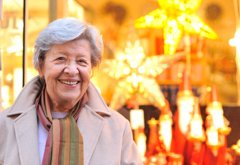Seniorin auf Weihnachtsmarkt IV