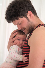 Vater mit Baby