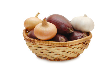 Obraz na płótnie Canvas Onions and garlic in a wattled basket