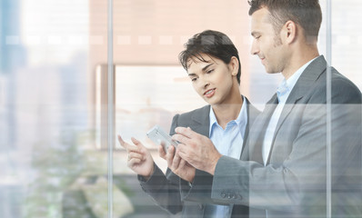 Obraz premium Businesspeople using mobile