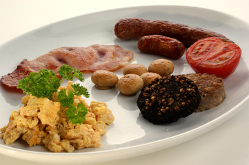 traditional irish breakfast on a large plate
