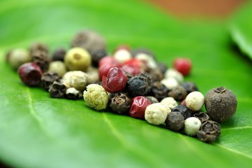 Pfefferkörner auf einem Blatt