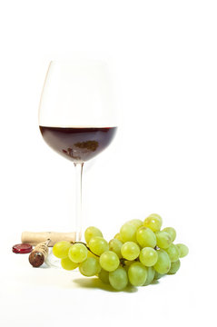 Rotwein mit Weintrauben und Weinflasche