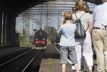 Dampflok fährt in den Bahnhof ein