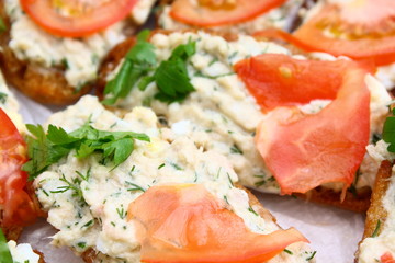 Sandwiches with fish, tomatoes and parsley