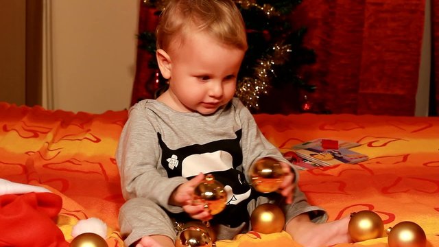 bambino con palle di natale