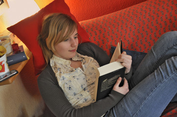 Teenager in ihrem Zimmer