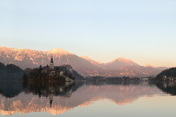 alba sul lago