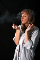 Obraz premium blonde posing with a match and cigar