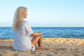 Fototapeta na wymiar beautiful woman sitting on the tropical beach