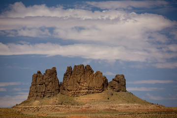 Felsen im Monument Valley unter blauem Himmel