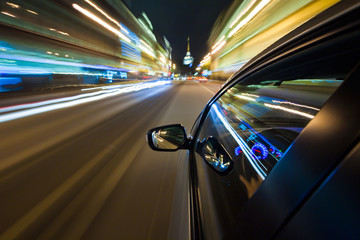 Fototapeta na wymiar Samochód jazdy szybko w mieście nocy