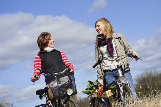 Zwei M&auml;dchen mit Fahrrad