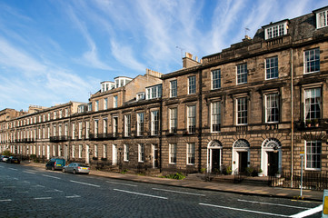 Fototapeta na wymiar Wybrukowana ulica w Edinburg, UK