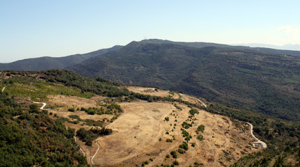 Paisaje de montaña con mesetas de campos de cereal.