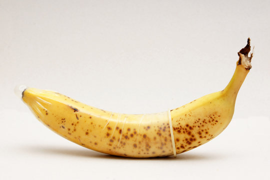 banane mit &uuml;bergezogenen kondom
