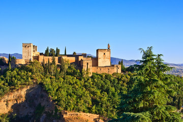 Fototapeta na wymiar Widok na Alhambrę na zachodzie słońca, Granada, Hiszpania