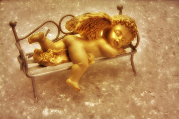 schlafgender engel in gold